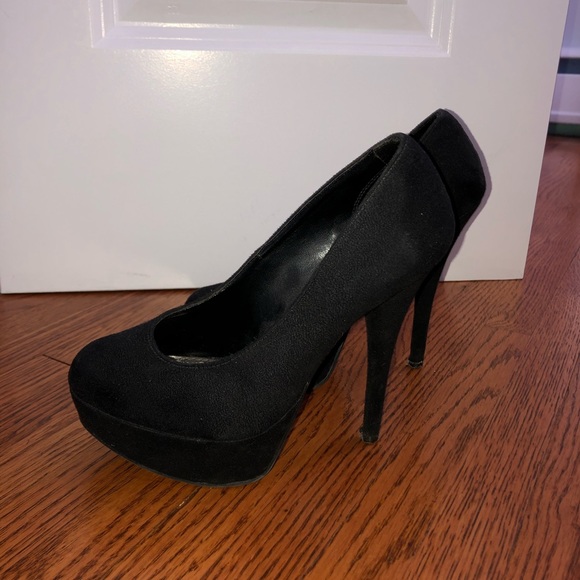 Black Heels - Picture 3 of 3